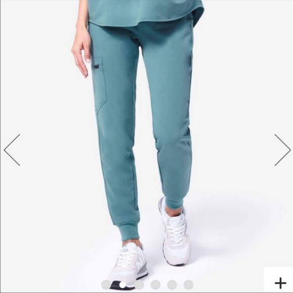 ISO MULTIPLE FIGS SCRUBS COLORS IN XS - Picture 3 of 3